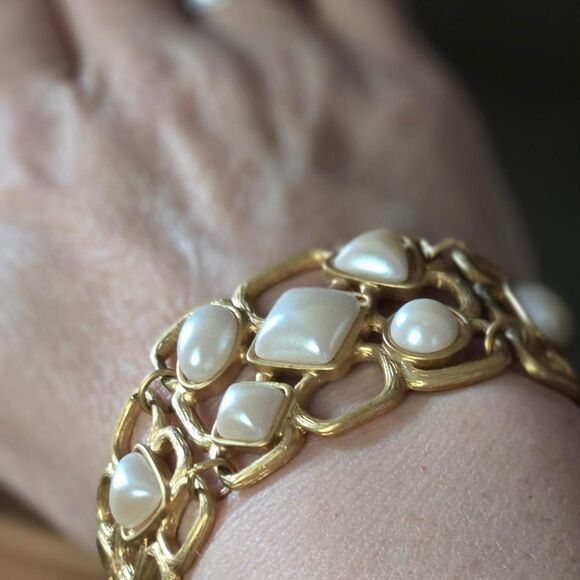 Vintage MCM Avon Women's Gold and White Jewellery - Picture 8 of 8